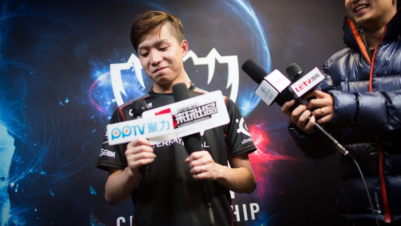 Players and stage at the 2015 League of Legends World Championship group stage in Paris